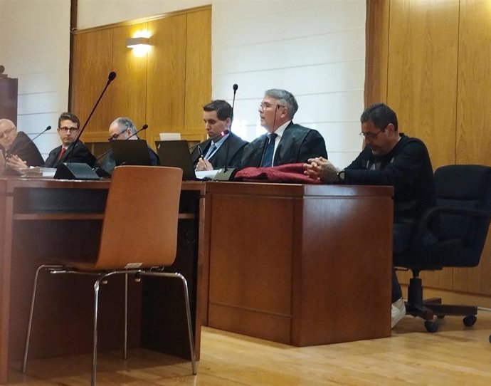 El 'Chiqui', último por la derecha, durante la primera jornada del juiicio en la Audiencia de Valladolid por la muerte a tiros de un vecino y de un negociador de la Guardia Civil en Santonia de Pisuerga.