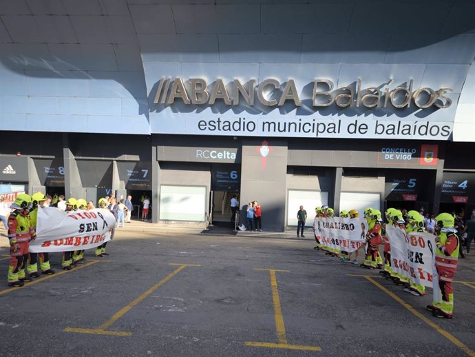 Pasillo de bomberos esperando al alcalde de Vigo, Abel Caballero, en el acceso al estadio municipal de Balaídos, en los momentos previos al partido Galicia-Panamá, para protestar por la falta de efectivos, a 31 de mayo de 2024.