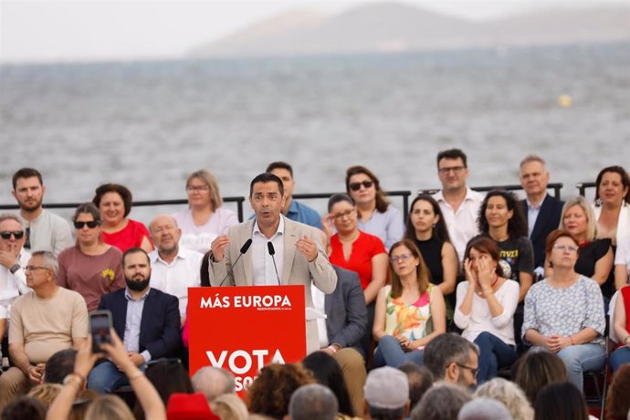 Acto central de campaña de las Europeas del PSOE en la Región. En la imagen el candidato a las elecciones al Parlamento Europeo, Marcos Ros en Los Alcázares.