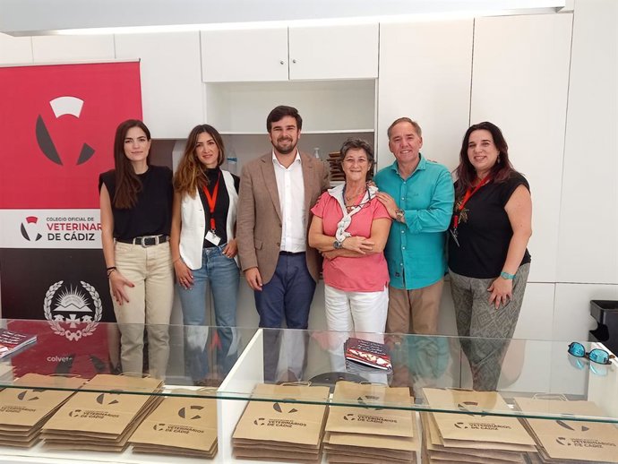 El delegado territorial de Agricultura, Pesca, Agua y Desarrollo Rural, Francisco Moreno, junto a representantes del Colegio Oficial de Veterinarios de Cádiz.