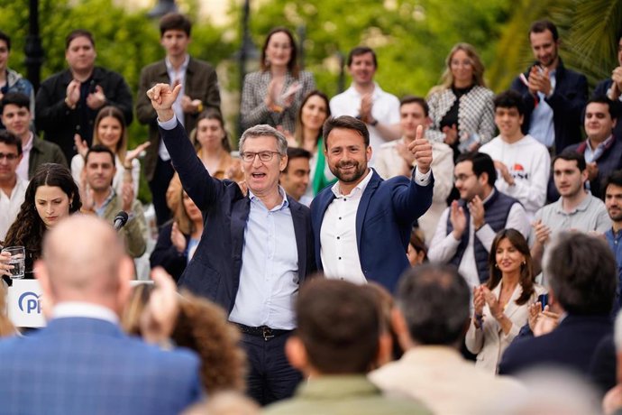 El presidente del PP, Alberto Núñez Feijóo (i) y el secretario general del PP de Asturias, Álvaro Queipo (d), durante un acto de campaña de su partido para las elecciones europeas, en Paseo de Begoña, a 31 de mayo de 2024, en Gijón, Asturias (España).