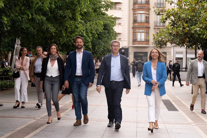 El presidente del PP, Alberto Núñez Feijóo (2d) y el secretario general del PP de Asturias, Álvaro Queipo (3d), durante un acto de campaña de su partido para las elecciones europeas, en Paseo de Begoña, a 31 de mayo de 2024, en Gijón, Asturias (España). F