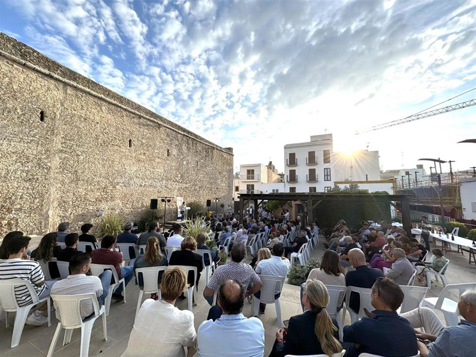 La cabeza de lista del PP a las elecciones europeas del 9J, Dolors Montserrat, interviene en un acto de campaña en Sant Antoni.