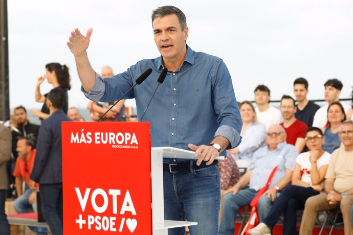 El presidente del Gobierno, Pedro Sánchez, durante el acto central de campaña del PSOE, a 31 de mayo de 2024, en Los Alcázares, Región de Murcia (España).