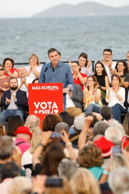 El secretario general del PSOE, José Vélez, el presidente del Gobierno de España, Pedro Sánchez, la candidata a las elecciones al Parlamento Europeo y vicepresidenta del Gobierno,  Teresa Ribera, en Los Alcázares