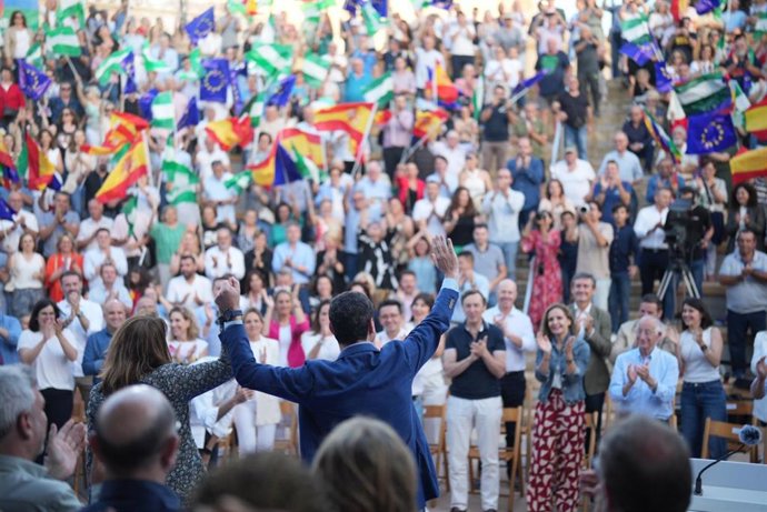 El presidente del Partido Popular de Andalucía, Juanma Moreno, y la candidata número 2 del Partido Popular al Parlamento europeo, Carmen Crespo, saludan al público.