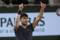 Carlos Alcaraz acelera en Roland Garros para llegar a octavos