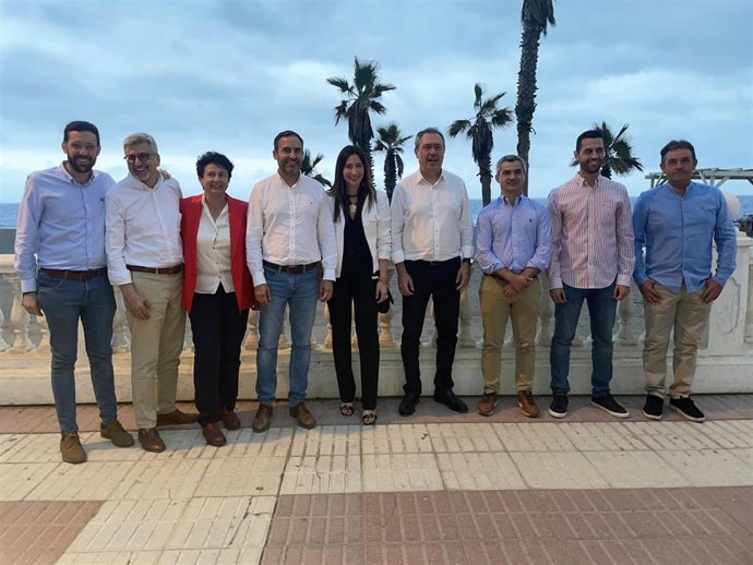 El secretario general del PSOE-A, Juan Espadas, el candidato socialista a las elecciones europeas Miguel Ángel Herrera, el secretario general del PSOE de Málaga, Daniel Pérez, y la secretaria general del PSOE de Torrox, Mari Nieves Ramírez,en un acto.