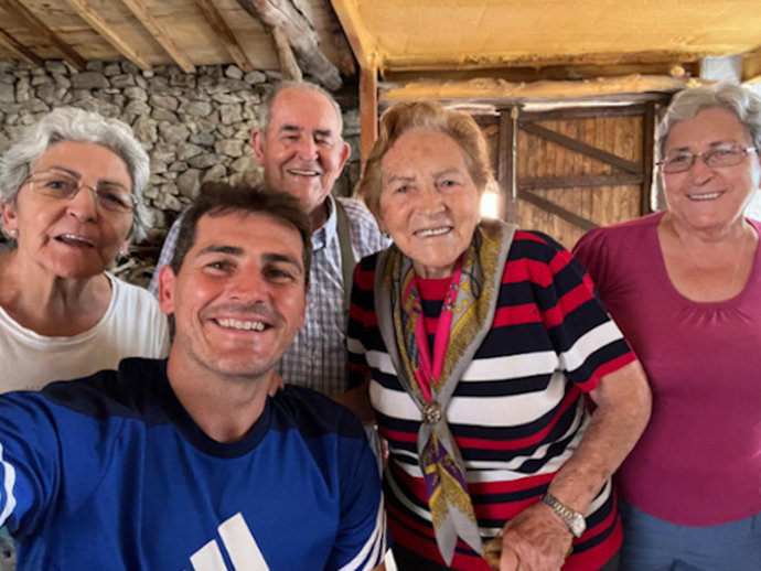 Archivo - Iker Casillas posando junto a su abuela, Nicasia González y sus hermanos.
