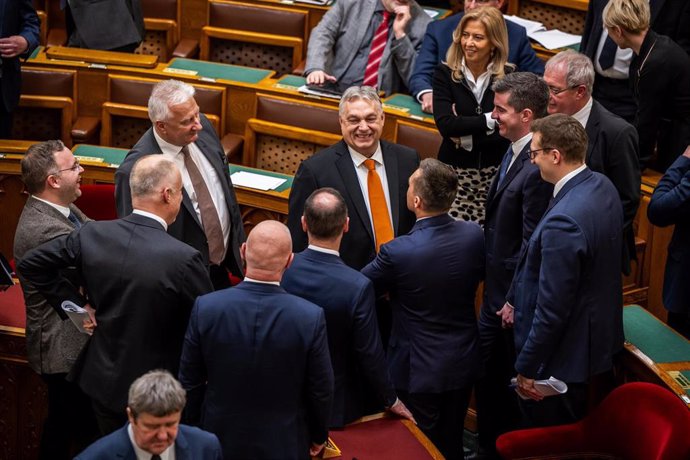 Archivo - El primer ministro húngaro, Viktor Orbán y algunos miembros de su partido Fidesz, en el Congreso