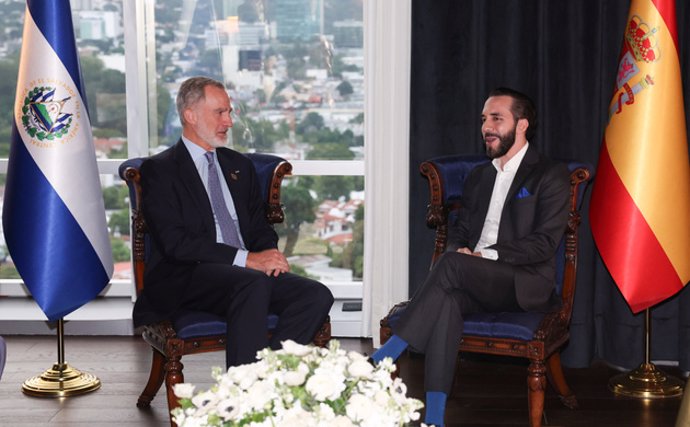 El monarca español, Felipe VI (I), junto al presidente electo de El Salvador, Nayib Bukele (D)