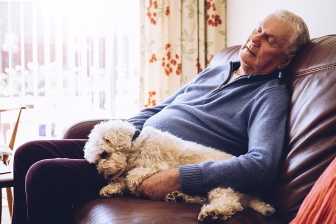 Archivo - Hombre con  somnolencia diurna, siesta por la tarde en el sofá.