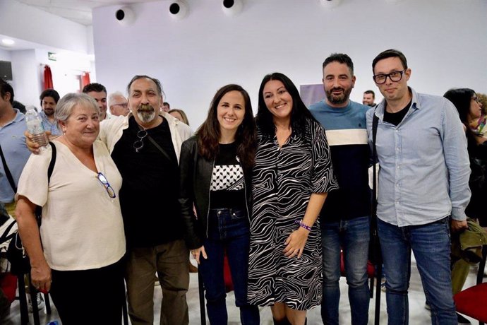 La secretaria general de Podemos, Ione Belarra, con la parlamentaria de Por Andalucía Alejandra Durán en el centro en la imagen.