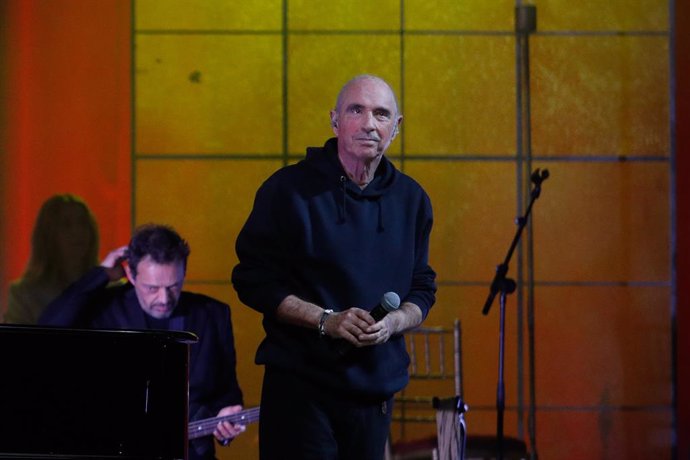 Archivo - El cantautor Lluís Llach durant un concert