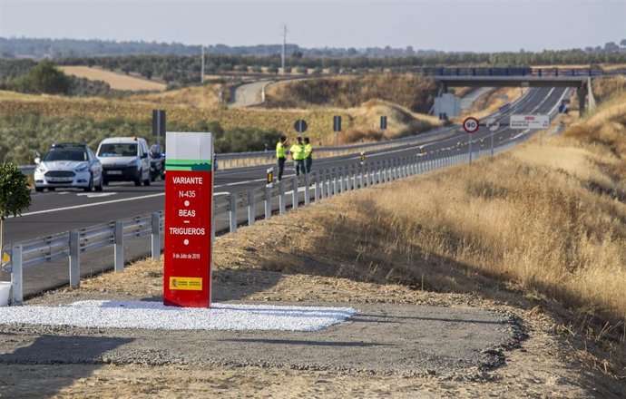 Archivo - Puesta en servicio de la variante Beas-Trigueros en la N-345. Archivo.