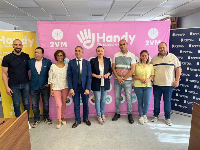 El director general de Comercio Rafael Gómez Carrasco en la presentación de la app, junto a representantes de los comercios y la alcadesa de Fortuna