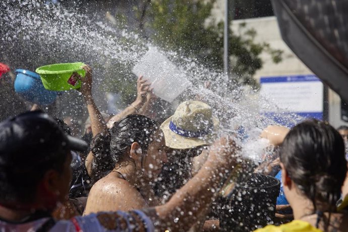 Archivo - Varias personas disfrutan del agua durante la celebración de la Batalla Naval, uno de los atractivos de las Fiestas Patronales de la Virgen del Carmen en el distrito de Puente de Vallecas 