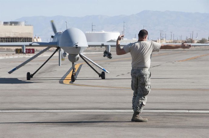 Archivo - Nov. 3, 2012 - Victorville, CA, United States of America - US Air Force MQ-1 Predator unmanned aerial vehicle assigned to the California Air National Guard's 163rd Reconnaissance Wing is marshaled to parking on the apron after landing at Souther