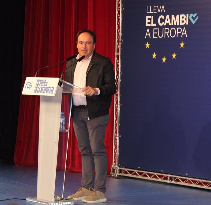 El secretario general del PPCV, Juanfran Pérez Llorca, participa en un mitin en la Vila Joiosa (Alicante)