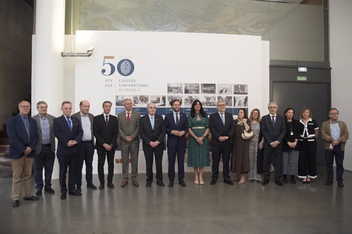 Foto de familia en el acto en Huesca.