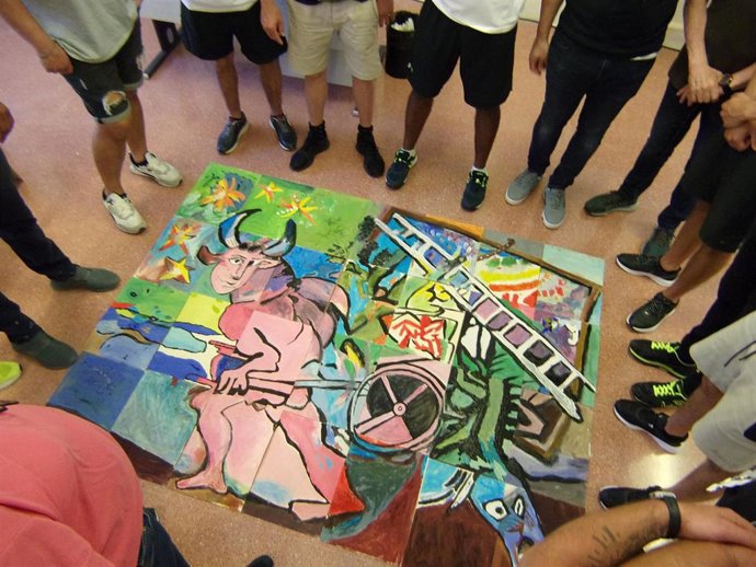 Los reclusos exploraron diferentes usos de materiales artísticos con el apoyo de la música, y concluyeron con la creación de un gran mosaico grupal de una de las obras del pintor malagueño.