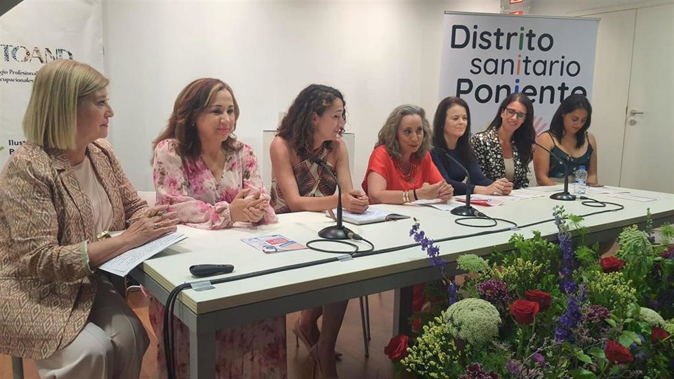 Mesa de análisis de la jornada Mujeres Influyentes en el Sector Salud de Almería.