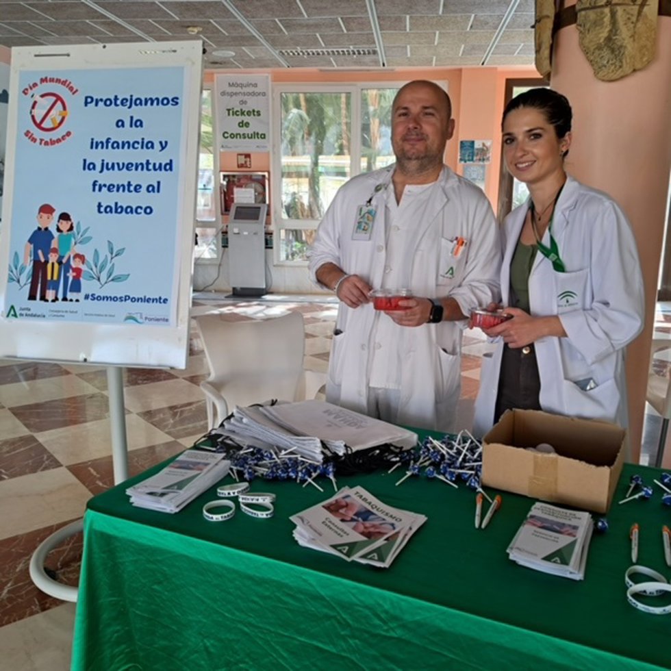 Mesa informativa por el Día Mundial Sin Tabaco en el Hospital Universitario Poniente.