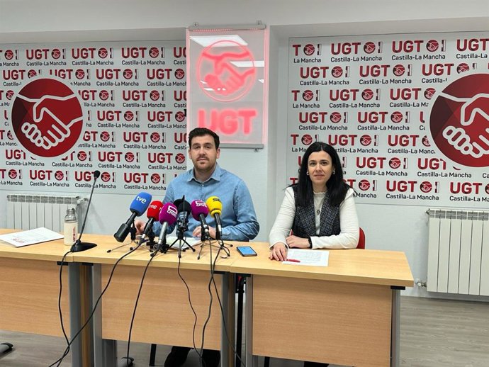 Archivo - El secretario de Organización y Salud Laboral de UGT Castilla-La Mancha, Javier Flores, junto a la coordinadora regional de Prevención de Riesgos Laborales, Irene Ortega.