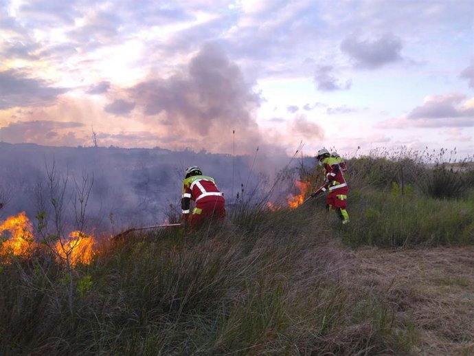 Los Bomberos del Servicio de Emergencias del 112 extinguen un incendio de vegetación en la playa de Trengandín