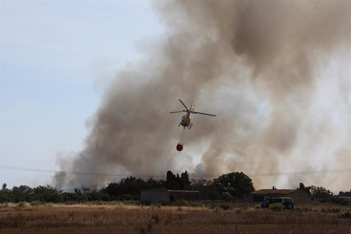 Un helicóptero sobrevuela la zona afectada por un incendio, a 28 de mayo de 2024, en s'Albufera, Mallorca, Baleares (España). Archivo.