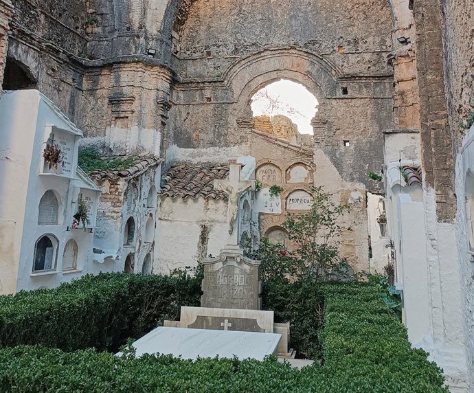 Vista del cementerio de Villaluenga en la sierra de Cádiz.