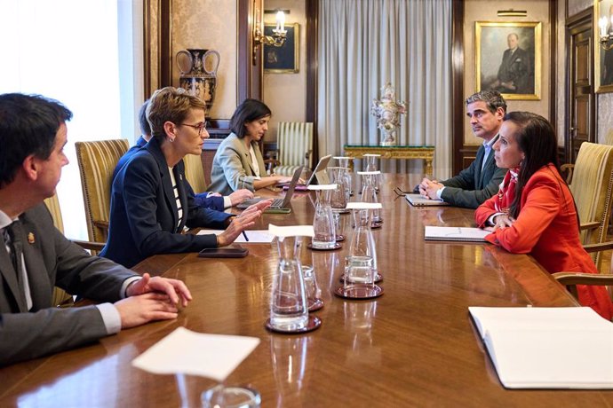 La presidenta Chivite se reúne con la presidenta de Redeia, Beatriz Corredor.