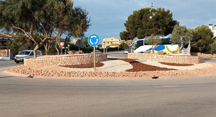 El Consell remodela y mejora la estética de la rotonda de entrada de sa Ràpita