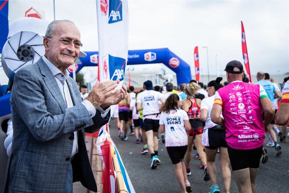 El alcalde de Málaga, Francisco de la Torre, anima a los corredores participantes en esta carrera solidaria.