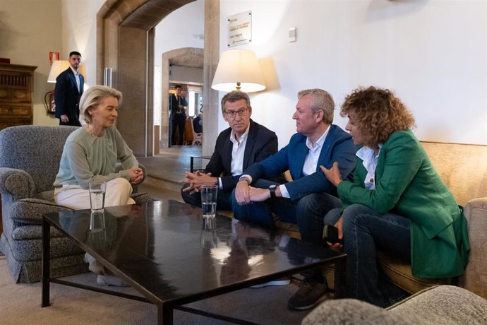(I-D) La presidenta de la Comisión Europea, Ursula Von der Leyen, el presidente del Partido Popular, Alberto Núñez Feijóo, el presidente la Xunta, Alfonso Rueda, y la candidata del PP para las europeas, Dolors Montserrat, en la reunión.