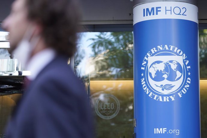 Archivo - (211015) -- WASHINGTON, Oct. 15, 2021 (Xinhua) -- A man walks past the International Monetary Fund (IMF) headquarters in Washington, D.C., the United States, Oct. 14, 2021. The policy-setting body of the International Monetary Fund (IMF) on Thur