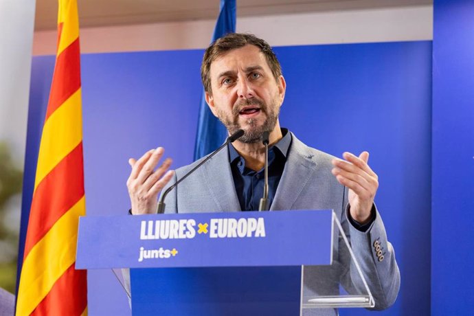 El candidat de Junts a les eleccions europees, Toni Comín, en una roda de premsa des de Brussel·les, a 1 de juny del 2024