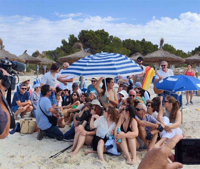 Un momento de la 'performance' organizada por el movimiento 'Ocupemos nuestras playas' en sa Ràpita (Mallorca)