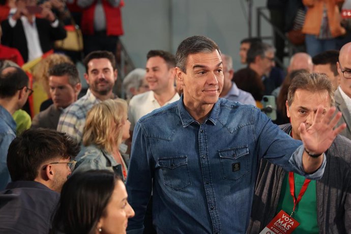 El secretario general y presidente del Gobierno, Pedro Sánchez (c), durante un acto de campaña del PSOE, en la Feria de Muestras de Valladolid, a 1 de junio de 2024, en Valladolid, Castilla y León (España).