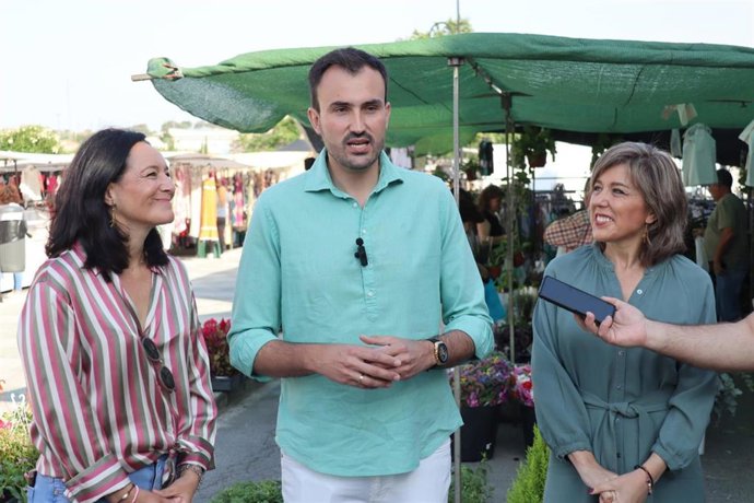 Ana Romero (dcha.), junto a Reyes (centro) y Crespín (izda.), en Villanueva de Córdoba.