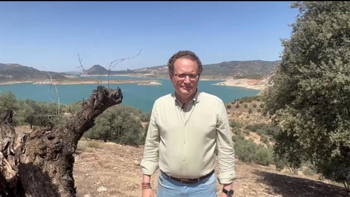 El diputado nacional de Vox por Córdoba, José Ramírez del Río, ante un embalse de la provincia.
