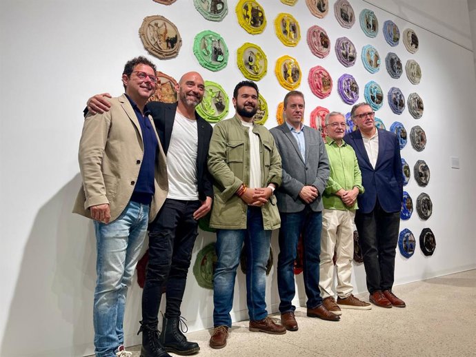 El director general del Instituto de las Industrias Culturales y las Artes, Manuel Cebrián, y el alcalde de La Unión, Joaquín Zapata, inauguraron en la tarde ayer la exposición 'La Unión: filón de luz y duende' de Lidó Rico