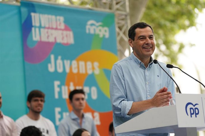 El presidente del PP-A, Juanma Moreno, ha apelado a los jóvenes de Andalucía para que expresen su rebeldía ante las recientes decisiones del presidente del Gobierno, Pedro Sánchez, votando en las próximas elecciones europeas del 9J.