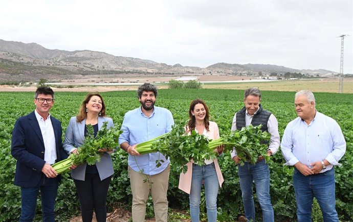 López Miras ha participado en un acto electoral en Totana, junto a la número 2 en las listas del PP al Parlamento Europeo, Carmen Crespo, y el alcalde del municipio, Juan Pagán.