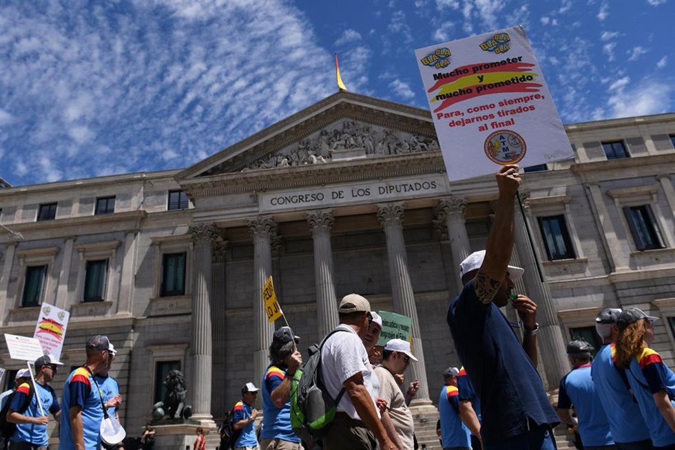 Archivo - Varios manifestantes protestan delante del Congreso de los Diputados en una concentración de militares profesionales para protestar por su dignidad salarial, a 25 de junio de 2022, en Madrid (España). 