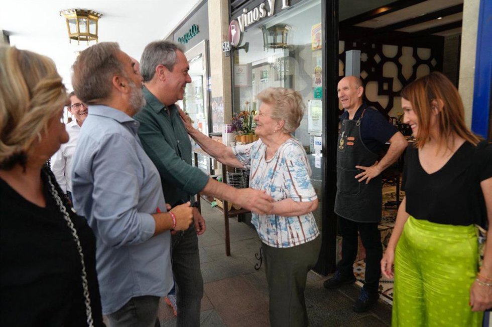 El secretario general de PSOE-A, Juan Espadas, en una visita a Granada capital durante sus fiestas del Corpus.