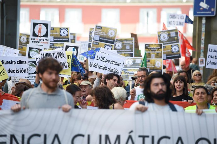 Decenas de personas durante una manifestación en defensa de la justicia climática, a 1 de junio de 2024, en Madrid (España). UGT y Alianza por el Clima han convocado la manifestación para exigir una acción climática, y consideran que el próximo ciclo euro
