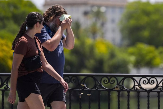 Un hombre se seca el calor de la frente en imagen de archivo. 