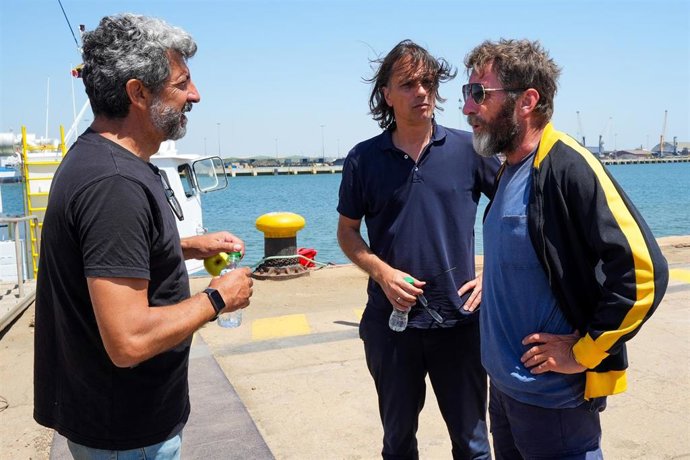 El director de cine Alberto Rodríguez conversa con el actor, Antonio de la Torre y el  guionista y productor ejecutivo, Rafael Cobos durante el rodaje de la película "Los Tigres".