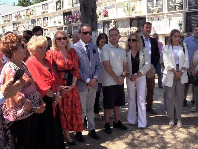 GLORIA MOHEDANO, ORTEGA CANO, DAVID FLORES Y MARI CARMEN ORTEGA EN EL CEMENTERIO DE CHIPIONA